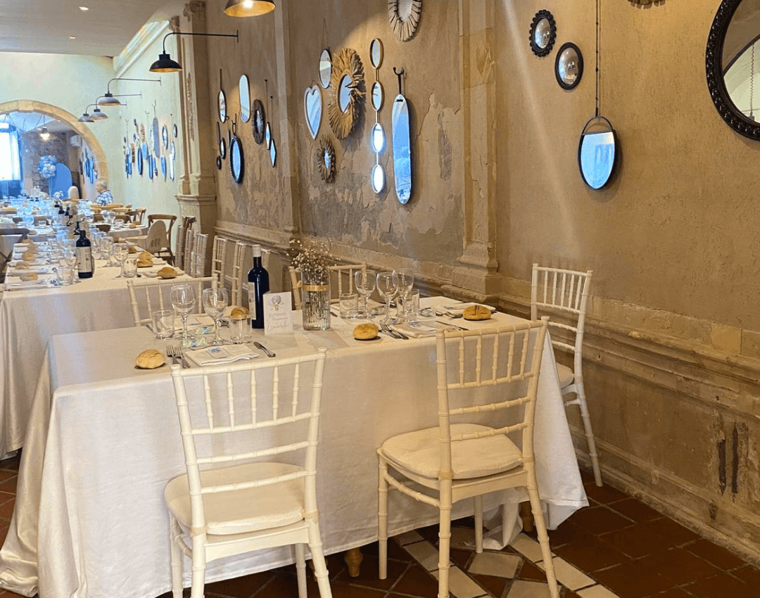 Sala del ristorante Taverna Russo a Ortigia allestita per il ricevimento di un battesimo